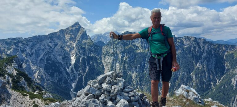 Planina Ravne (1500 m) – čez Zelene trate – Sedelce (1840 m) – Jamarski bivak na Dlekovški planoti (1910 m) – Molička peč (2029 m) – Planina Polšak (1695) – Planina Ravne (1500 m)
